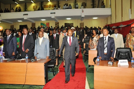 Perezida wa Burundi, Pierre Nkurunziza, afungura inama ya EALA iteraniye i Burundi kuva tariki 22/10/2013.