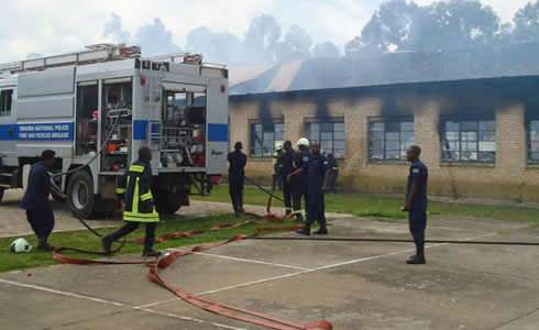 Nubwo abashinzwe kuzimya umuriro baturuka kure, bagerageza gushyiraho akabo mu kuzimya iyi miriro.