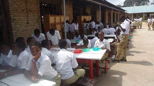 Mbere y'uko babona amahema bariraga hanze.