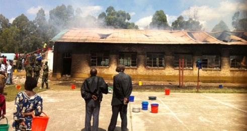 Ubuyobozi, inzego z'umutekano n'abaturage bafatanyije kuzimya iyi nkongi y'umuriro.