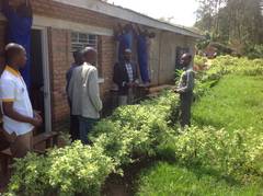 Abana biga amashanyarazi bakora installation y'ishuri.