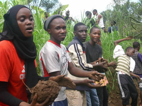 Bahererekanyaga urwondo rwo guhoma inzu y'umukecuru Nyirantashya.