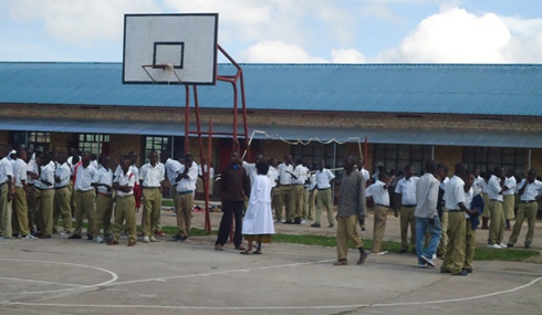 Abanyeshuri bo muri ES Byimana basohotse mu mashuri nyuma yuko imwe mu nzu bararamo ishya.