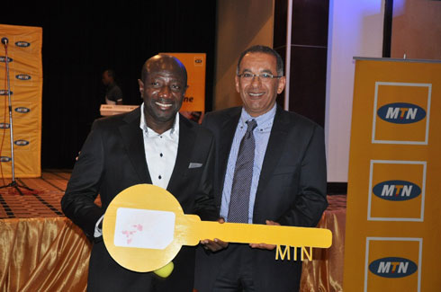 Ebenezer Asanti, umyobozi mushya wa MTN mu Rwanda, na Khaled Mikawi ucyuye igihe bahererekanya ububasha.