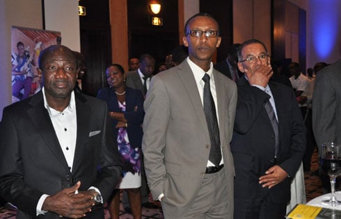 Ebennezer, Umuyobozi mushya wa MTN ari kumwe n'umuyobozi wa RURA hamwe n'umuyobozi wa MTN ucyuye igihe.