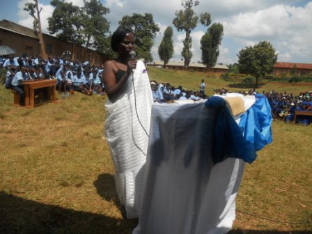 Niyonteze Elina, umurezi wakoranye n'abarezi batanu bigishaga kuri icyo kigo bishwe muri Jenoside.