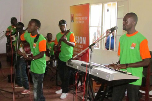 Elion Victory avuga ko agiye kujya aririmba live gusa abifashijwe mo n