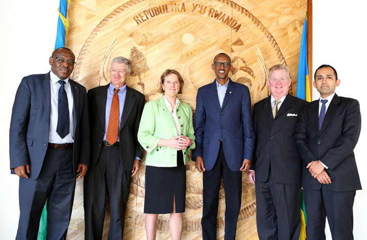 Madam Littlefield yari aherekejwe na Ambasaderi wa Leta Zunze Ubumwe z'Amerika mu Rwanda.