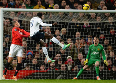 Emmanuel Adebayor wa Tottenham yari atsinze igitego cya mbere mu bitego 2 Manchester yatsinzwe.