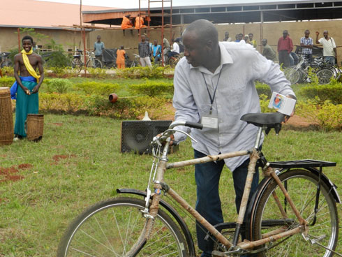 Niyonshuti ashyikirizwa igare ngo ajye arushaho kwitabira akazi ko gutwara imodoka y