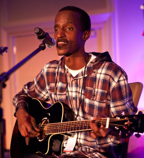 Emmy aririmba muri Rwanda Day i Boston mu mwaka ushize wa 2012.