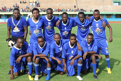 Emmy (wambaye numero 19) mu mukino wahuje abahanzi bari muri PGGSS2 n'abanyamakuru b'imyidagaduro.