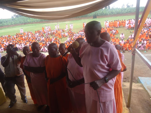 Esperence Mukantwari asaba imbabazi hamwe na bagenzi be ko batoye amabuye yo guha Interahamwe ngo zice Abatutsi.