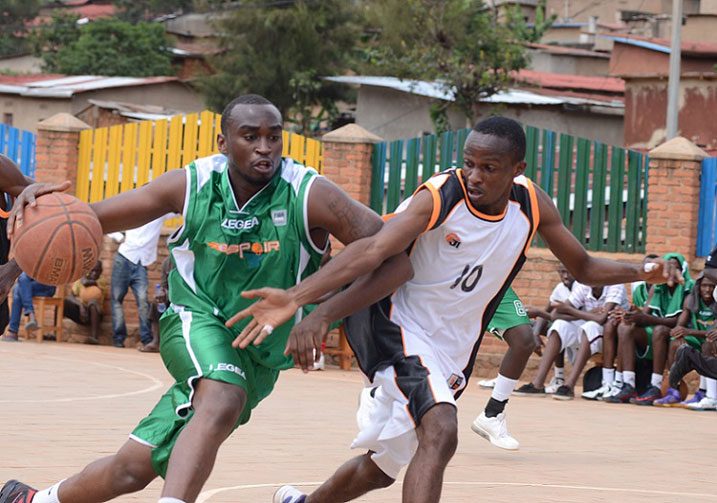 Espoir na APR zirahanganye. Pascal Karekezi wa Espoir (ufite umupira) ashaka kunyura kuri Manzi Nesto wa APR BBC.