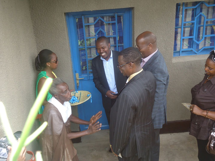 Esther Icyitegetse yakira minisitiri Musoni na Kabarebe mu nzu yasaniwe n'Inkeragutabara