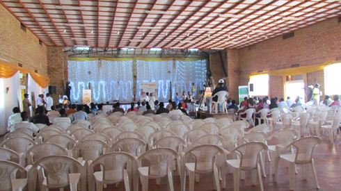 Kubera kutamenyeshwa iby'iserukiramuco FESPAD mu Majyepfo ryatangiye muri salle hari abantu mbarwa.