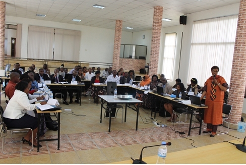 Abitabiriye amahugurwa y'abagize komisiyo zishinzwe imyitwarire no gukemura amakimbirane mu mitwe ya politiki.