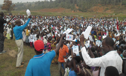 Imbaga y'abayoboke ba FPR muri Gisagara yari yitabiriye kwamamaza abakandida babo