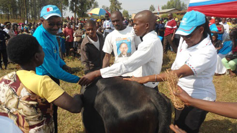 Abavuga ko batunze inka kubwa FPR bagabiye bagenzi babo babitura ku byiza bya gahunda za FPR