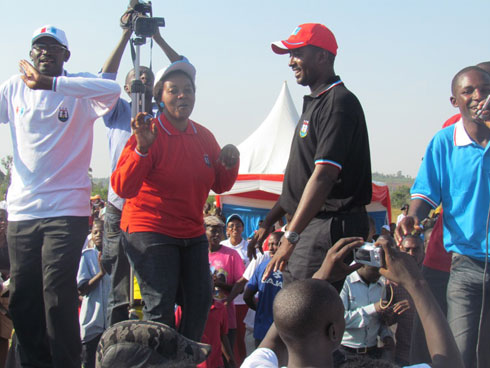 Umuyobozi wa FPR-Inkotanyi mu karere ka Gatsibo (wambaye umukara) mu gikorwa cyo kwamamaza abakandida-depite b'uwo mu ryango muri Gatsibo.