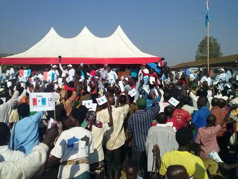 Nubwo hari habaye isoko ntibyabujije abaturage kwitabira kuza kureba abakandida ba FPR.