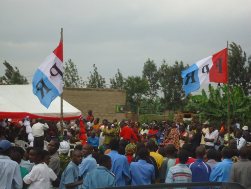 Abanyamuryango ba FPR-Inkotanyi barishimira ibyo bamaze kugeraho.