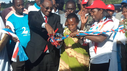 Umukecuru Mukanama ahabwa kumugaragaro inzu yubakiwe n'urubyiruko rwa FPR.