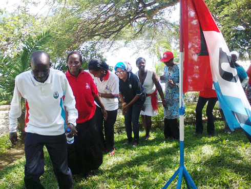 Abanyamuryango ba FPR Inkotanyi ba Bwishyura (Karongi) na Nyamabuye (Muhanga) baceje kamucerenge karahava. Ubari imbere ni Niyonsaba Cyriaque, uyobora Bwishyura.