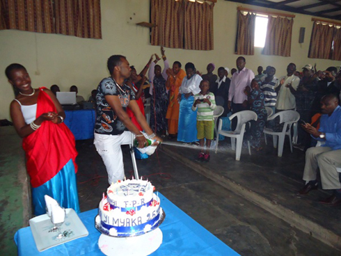 Abanyamuryango ba FPR bapfunduye champagne n'ibyishimo byinshi.