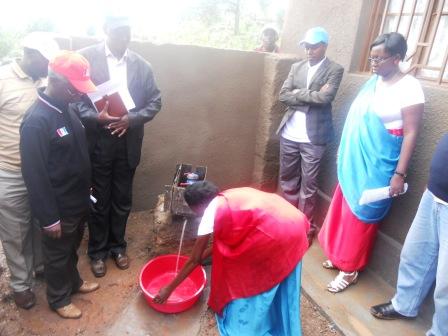 Inzu bamwubakiye irimo amazi n