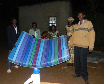 Bamwe mu bararaga kuri Nyakatsi yo mu buriri bahabwa imifariso mu Mudugudu wa Kamanga muri Rwamagana.