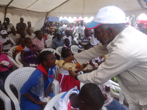 Habaye igikorwa cyo guha abana amata.