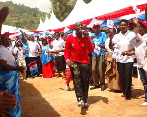 Eric Senderi yasusurukije abitabiriye uwo muhango karahava.