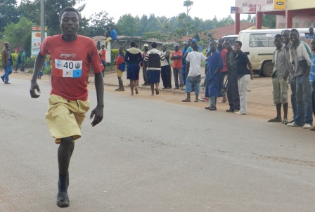 Kayiranga Theoneste wabaye uwa mbere mu bahungu basiganwaga ku maguru.