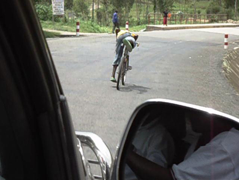 Munyehirwe Francois wo muri Gitesi ni we wabaye uwa mbere mu bagabo, kimwe na bagenzi be, yakoresheje igare ry