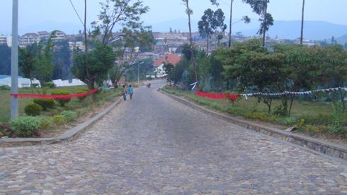 Ku mihanda imwe n'imwe yo mu mujyi wa Nyamagabe hatatse ibitambaro by'amabara ya FPR Inkotanyi.