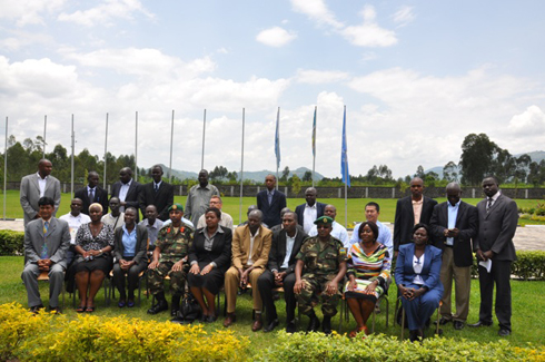 Abitabiriye amahugurwa n'abayatangije mu ifoto y'urwibutso.