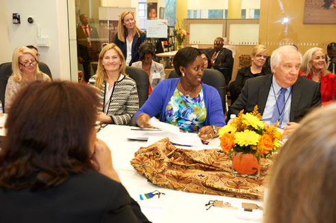 Nyakubahwa Madamu Jeannette Kagame yungurana ibitekerezo n'abitabiriye inama yateguwe na George W Bush Institute na World Vision.