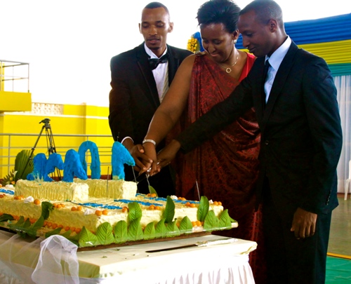Mme Jeannette Kagame yasangiye na AERG na GAERG umutsima w'isabukuru.
