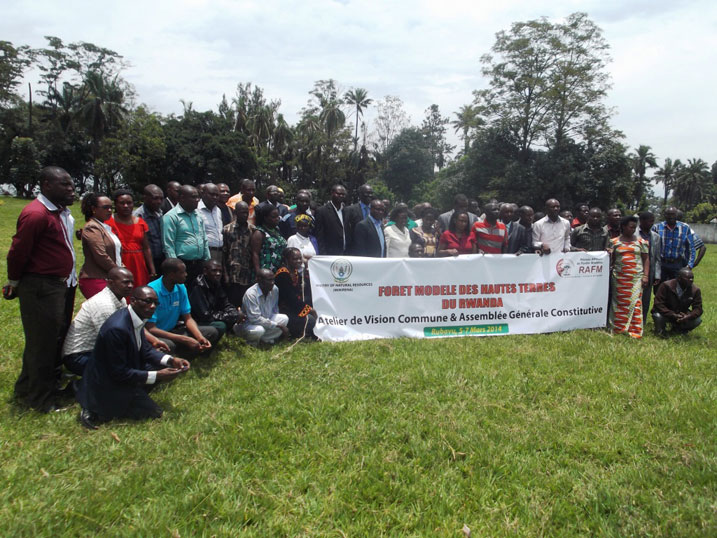 Foret Modele yatangijwe mu Rwanda isobanurirwa abahagarariye uturere dutandatu.