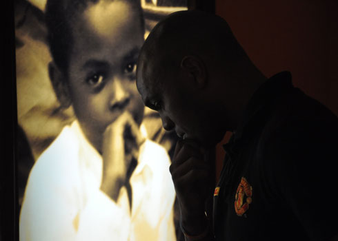 Quinton Fortune yababajwe n'ibyo yabonye ku rwibutso rwa Jenoside rwa Kigali.