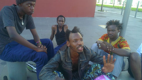 Bamwe mu bagize itsinda Holy Jah Doves bari hamwe baganira