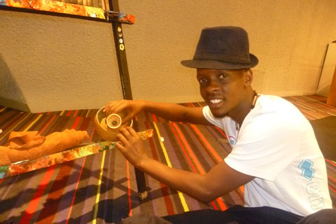 Ruganintwari Patrick atunganya kimwe mu bihangano bye