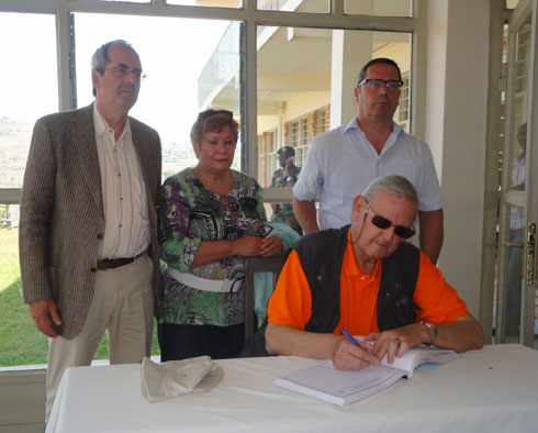 Francois Xavier de Donnea asinya mu gitabo cy'abashyitsi ku rwibutso rwa Jenoside rwa Murambi.