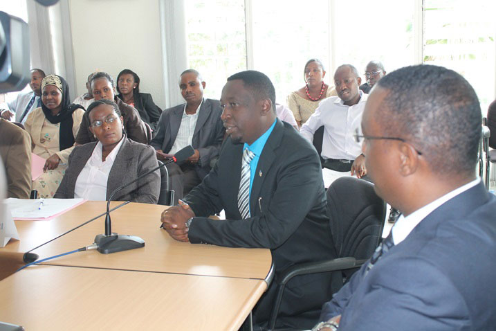 Frank Habineza, amaze guhabwa ikaze muri Forum y'amashyaka yahise asuhuza abo ahasanze.