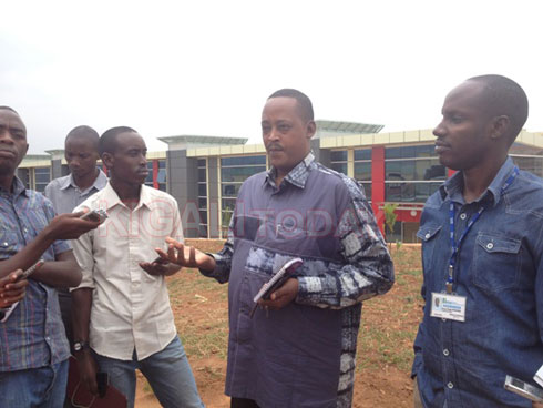 Sendahangarwa asobanurira abanyamakuru aho ibikorwa byo kubaka bigeze muri Spcial Economic Zone.