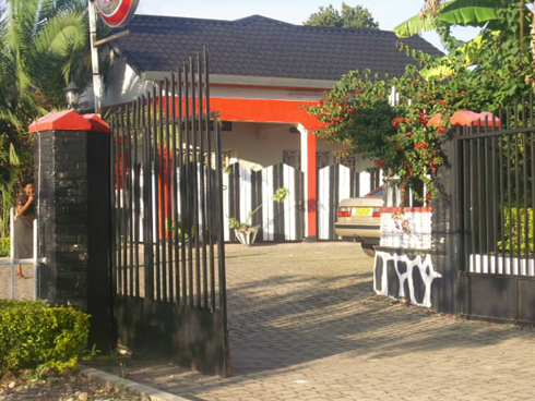 Freedom Motel bamwe mu bakozi bayo bahora bagera amajanja.