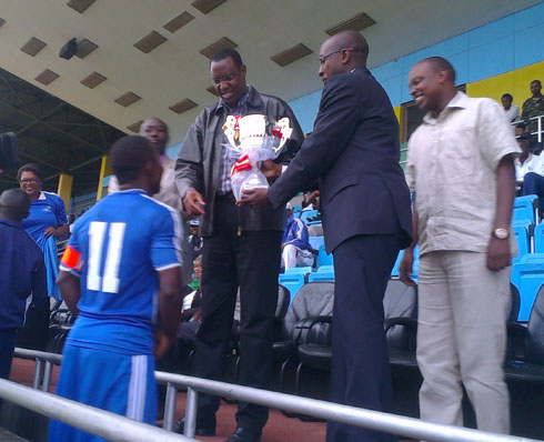 Fuadi, kapiteni wa Rayon Sport, agiye kwakira igikombe.