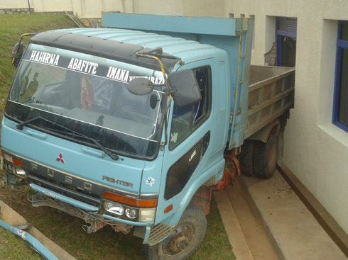 Yagonze inzu urangirika ku idirishya