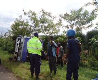 FUSO yakoze impanuka, umushoferi akomereka byoroheje.